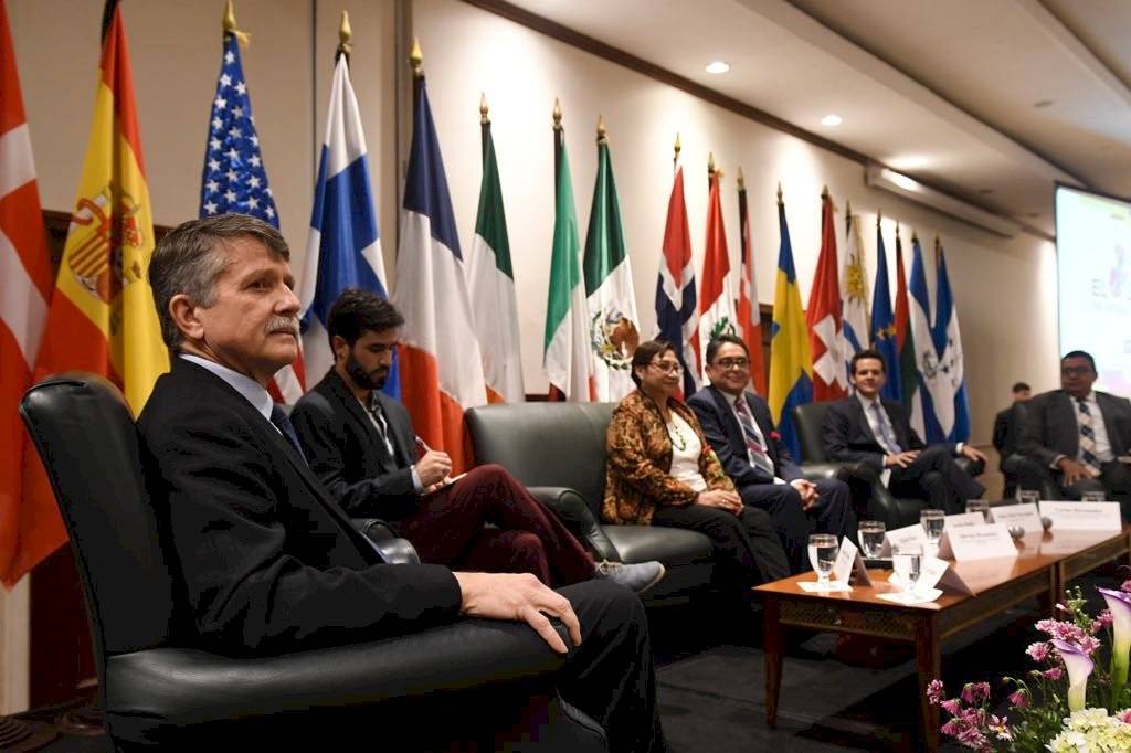 Stephen McFarland, ex embajador de EE. UU., participa en foro de CICIG
