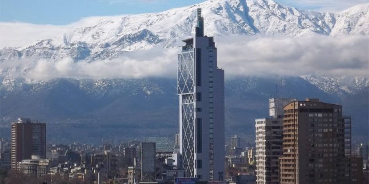 ¿Pero por qué? Telefónica Chile pone en venta su icónico edificio con forma de celular antiguo