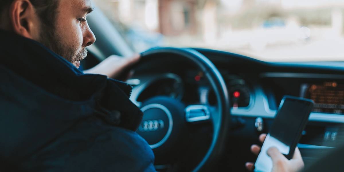 Solo se puede usar con el motor apagado: La multa por usar tu celular mientras manejas subirá de precio en Chile