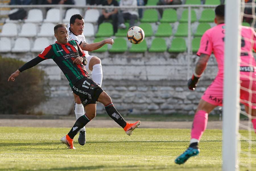 Paredes y el momento en que dispara para convertir su gol del récord / Foto: Photosport
