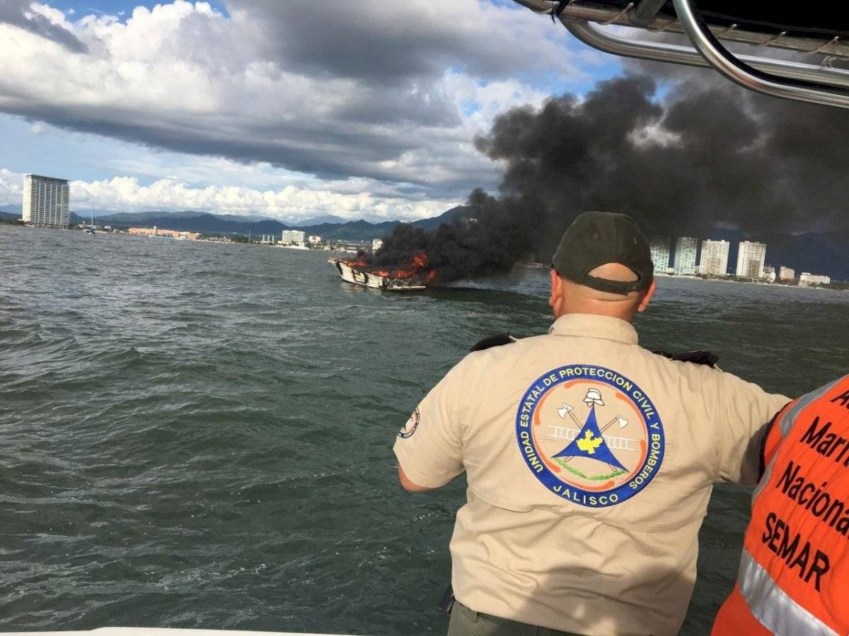 Buzos son rescatados de barco en llamas en Puerto Vallarta
