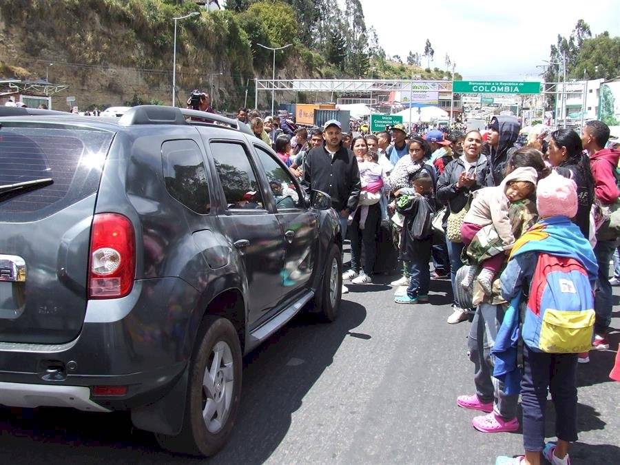 Cientos de venezolanos bloquean el paso en frontera entre Ecuador y Colombia