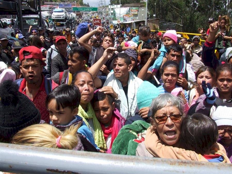 Cientos de venezolanos bloquean el paso en frontera entre Ecuador y Colombia