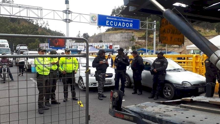 Cientos de venezolanos bloquean el paso en frontera entre Ecuador y Colombia