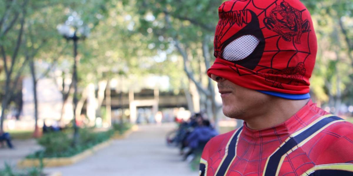 "Estúpido y sensual Spiderman": Bailarín callejero atrapó asaltante y se hizo viral en Chile