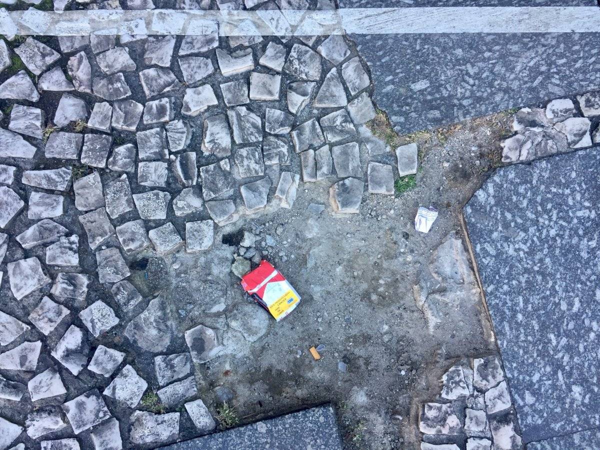 cigarro e bituca de cigarro na rua