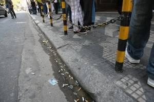 Câmara de SP aprova multa de R$ 500 para quem atira bituca de cigarro na rua