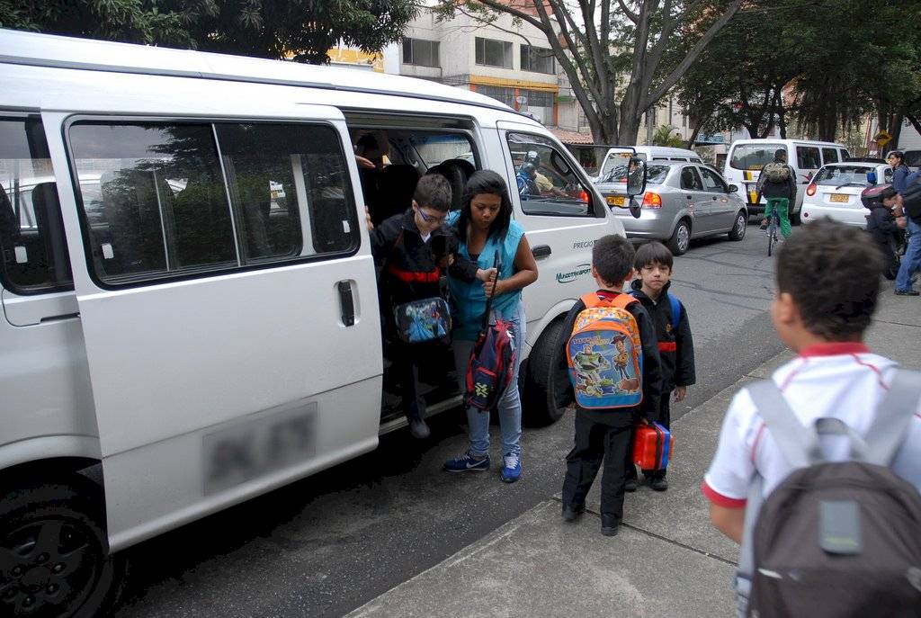 transporteescola-8b44a5a85c49090183f569aff1aa0088.jpg