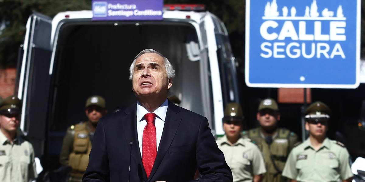 Ministro Chadwick entrega retenes móviles tecnológicos con drones, cámaras y motos
