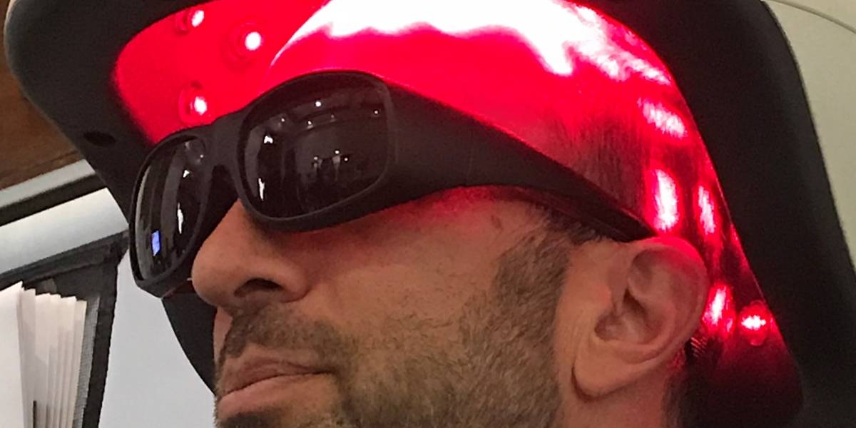 Crean casco que con energía lumínica evita caída del cabello y aumenta su crecimiento