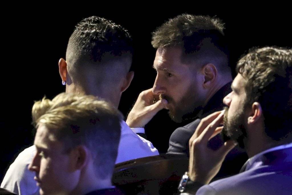 Messi y Cristiano durante el sorteo