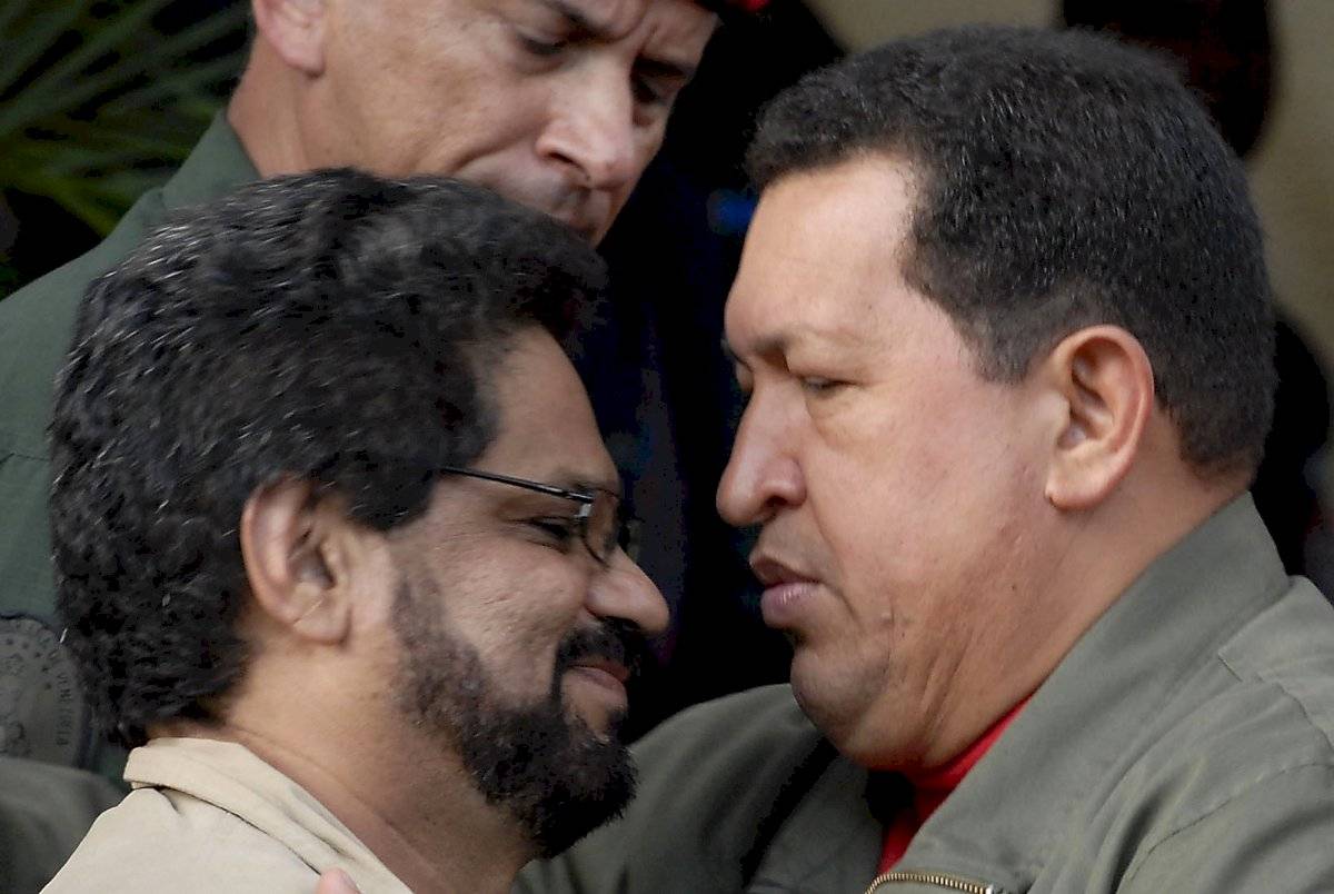 Iván Márquez, líder de la disidencia de las FARC, junto al fallecido presidente venezolano, Hugo Chávez