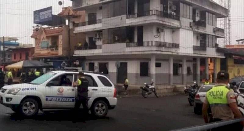 policía en los bajos de la institución BANECUADOR Naranjal