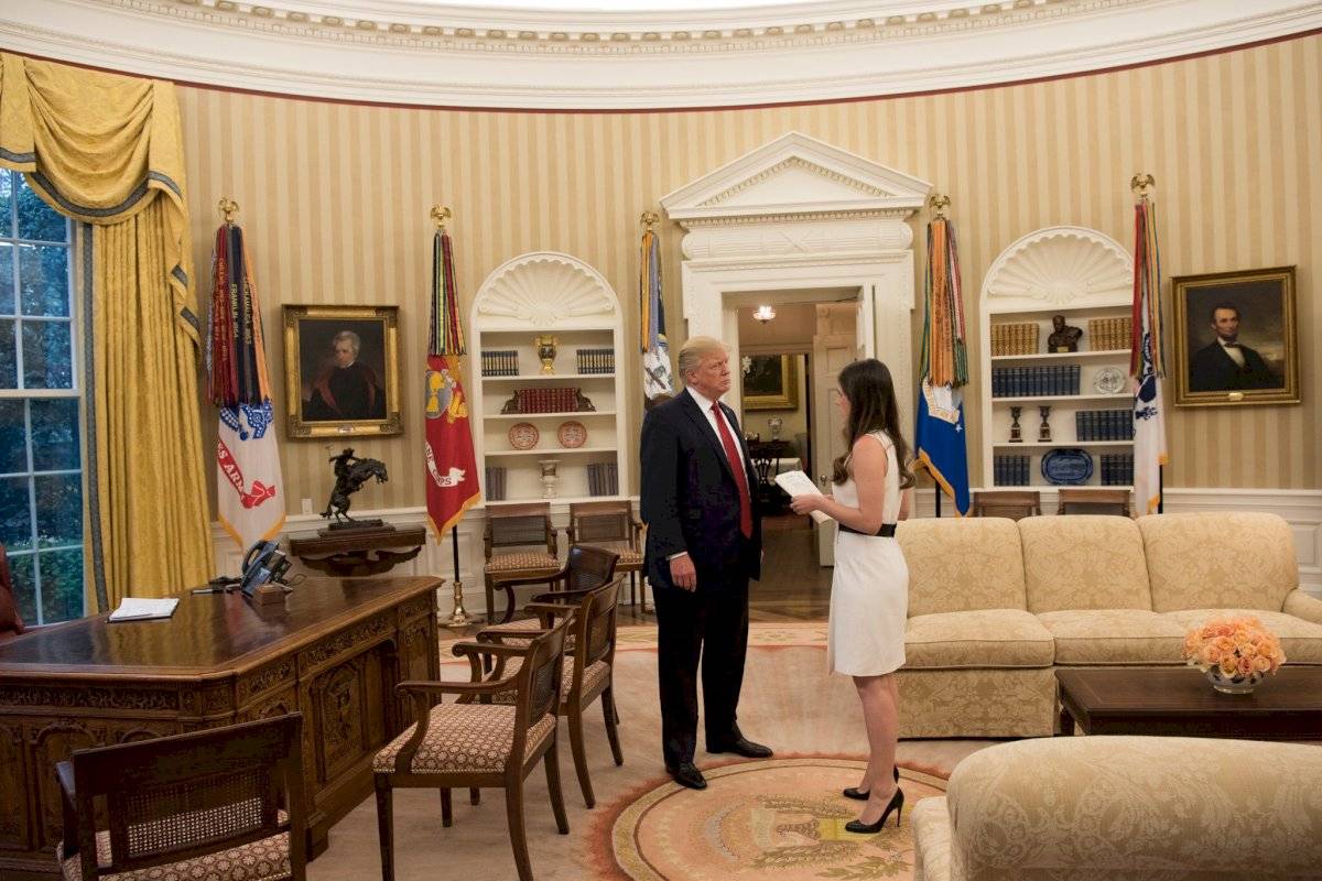 Donald Trump y Madeleine Westerhout, en la Oficina Oval de la Casa Blanca