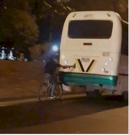 Imprudente ciclista quería ir más rápido agarrándose de un bus y terminó en aparatosa caída