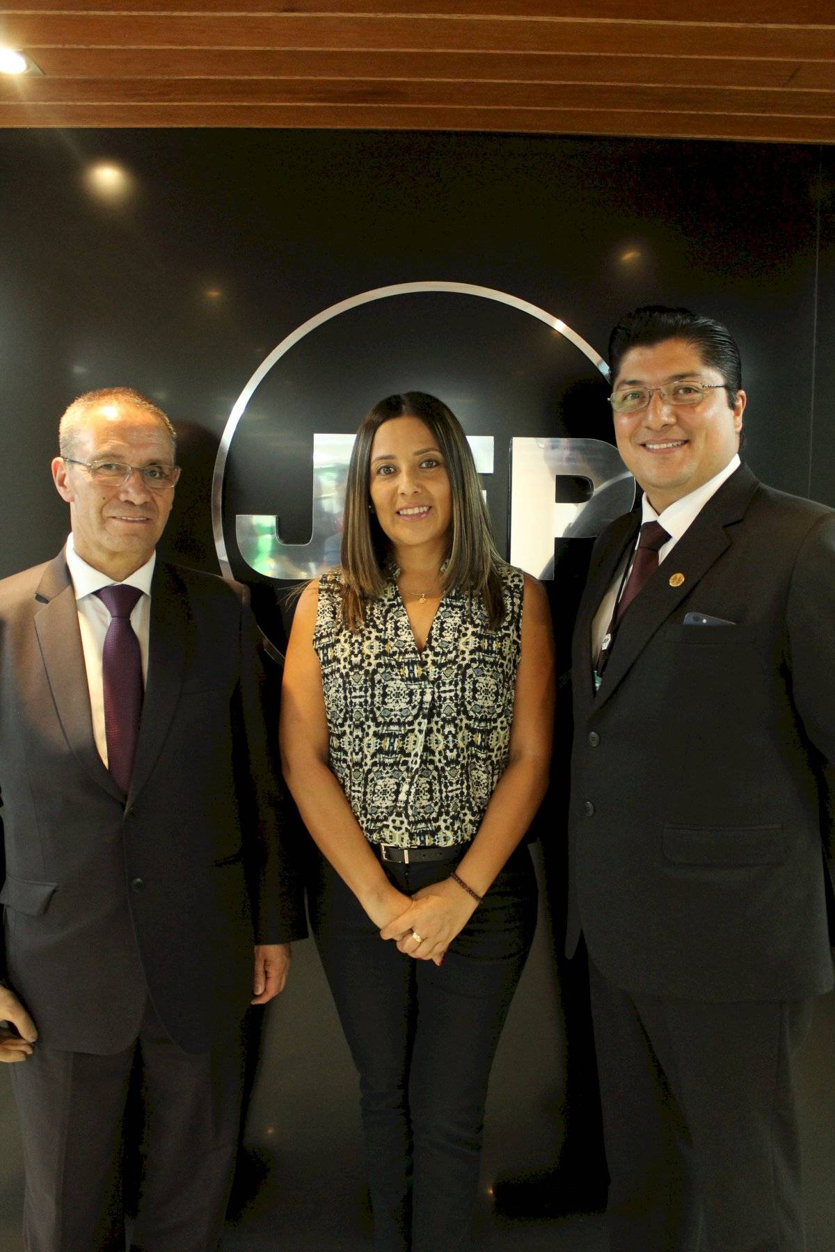 Floresmilo Alvear, Mayra Manotoa de Parra y Marlon Viscaíno