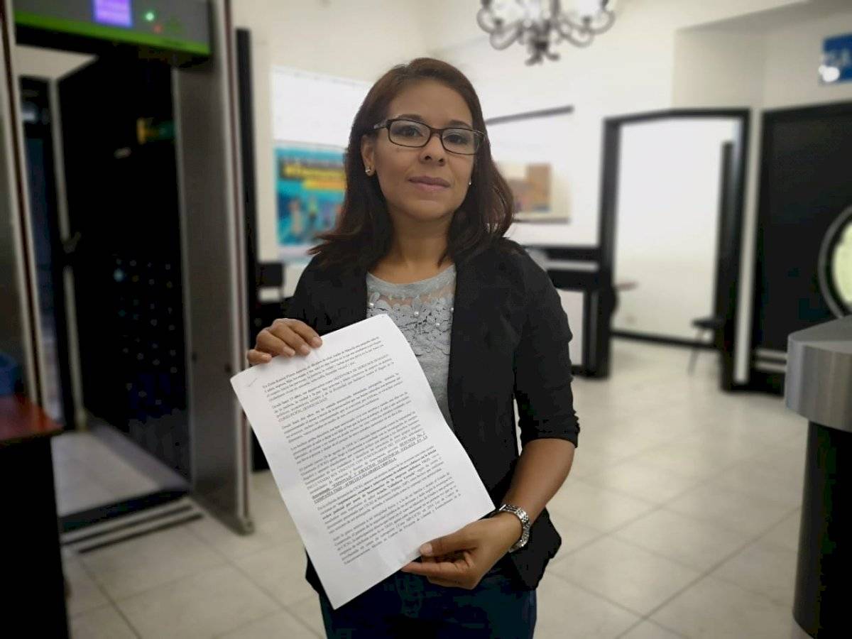 Zoila Karina Flores acude a la PDH