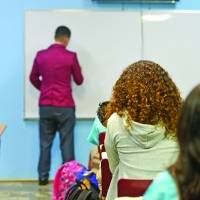 Maestro que no quiera dar clases presenciales deberá acogerse a una licencia personal