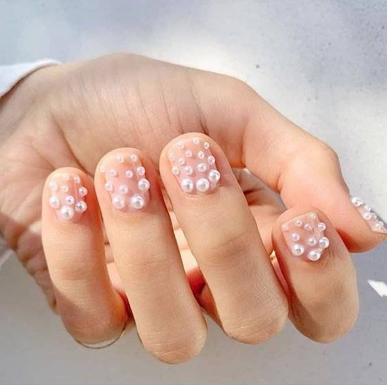 uñas con perlas