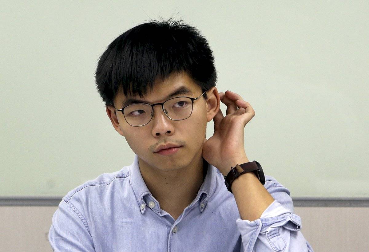 Joshua Wong, activista de Hong Kong, escucha a la prensa después de reunirse con los líderes políticos del Partido Progresista Democrático de Taiwán (DPP) en Taipei, Taiwán