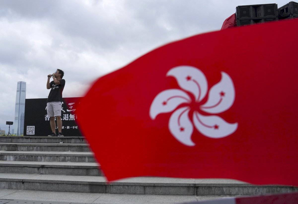 Un manifestante habla junto a una bandera de Hong Kong, durante una manifestación prodemocrática en Tamar Park, Hong Kong