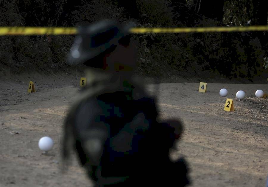 Policías prestan seguridad y miembros de la Fiscalía realizan labores forenses este lunes en Suárez, en el departamento del Cauca, Colombia