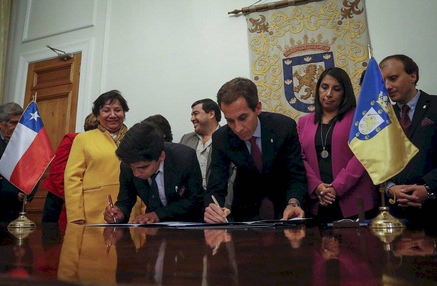 Firma acuerdo centro de alumnos y municipalidad