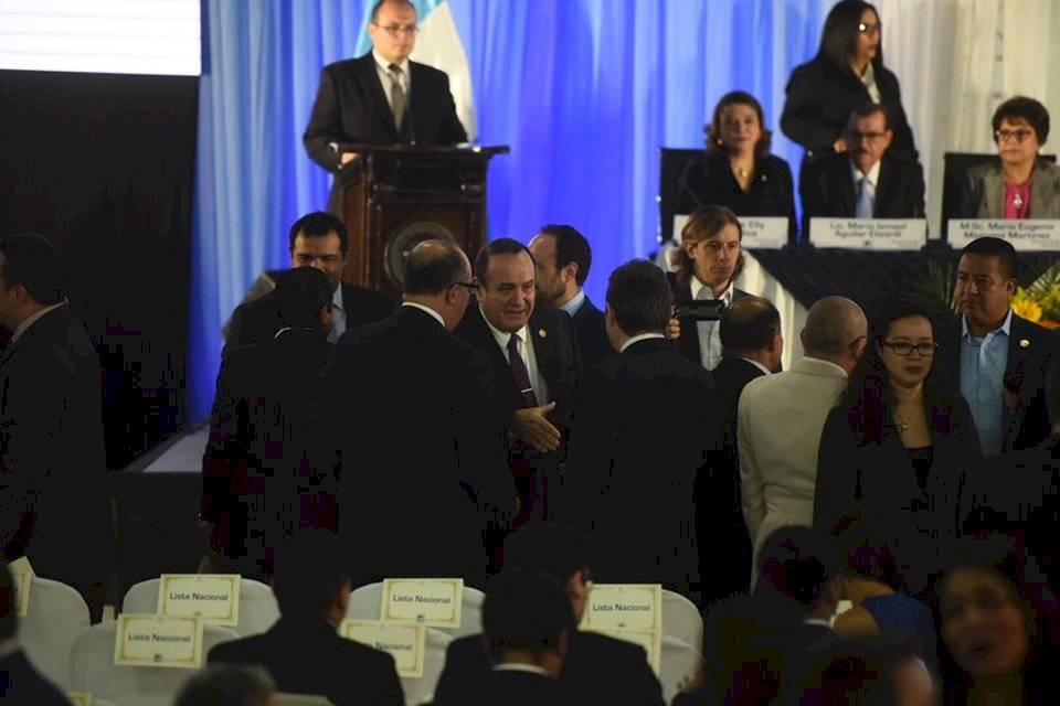 TSE entrega credencial como presidente para el período 2020-2024 a Alejandro Giammattei.