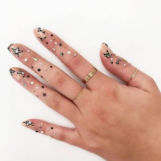 uñas con perlas