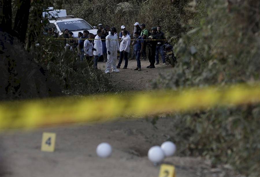 Policías prestan seguridad y miembros de la Fiscalía realizan labores forenses este lunes en Suárez, en el departamento del Cauca (Colombia)
