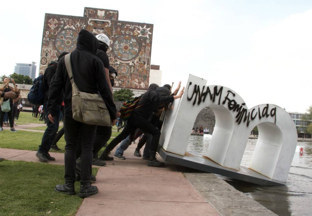 Encapuchados vandalizan instalaciones de la UNAM