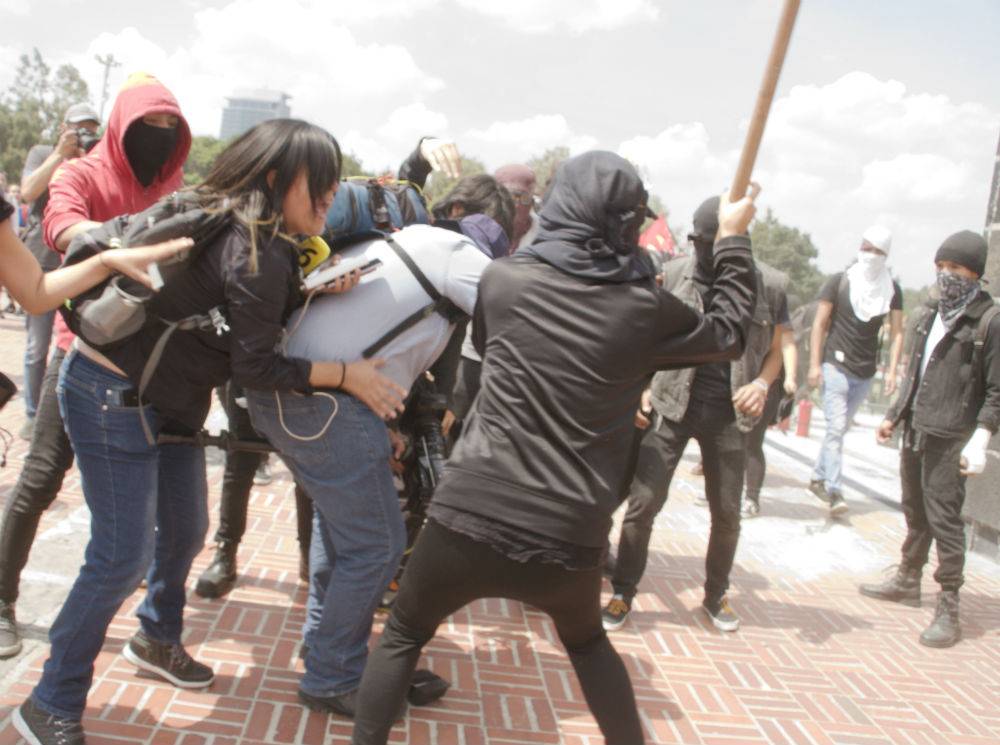 Encapuchados vandalizan instalaciones de la UNAM