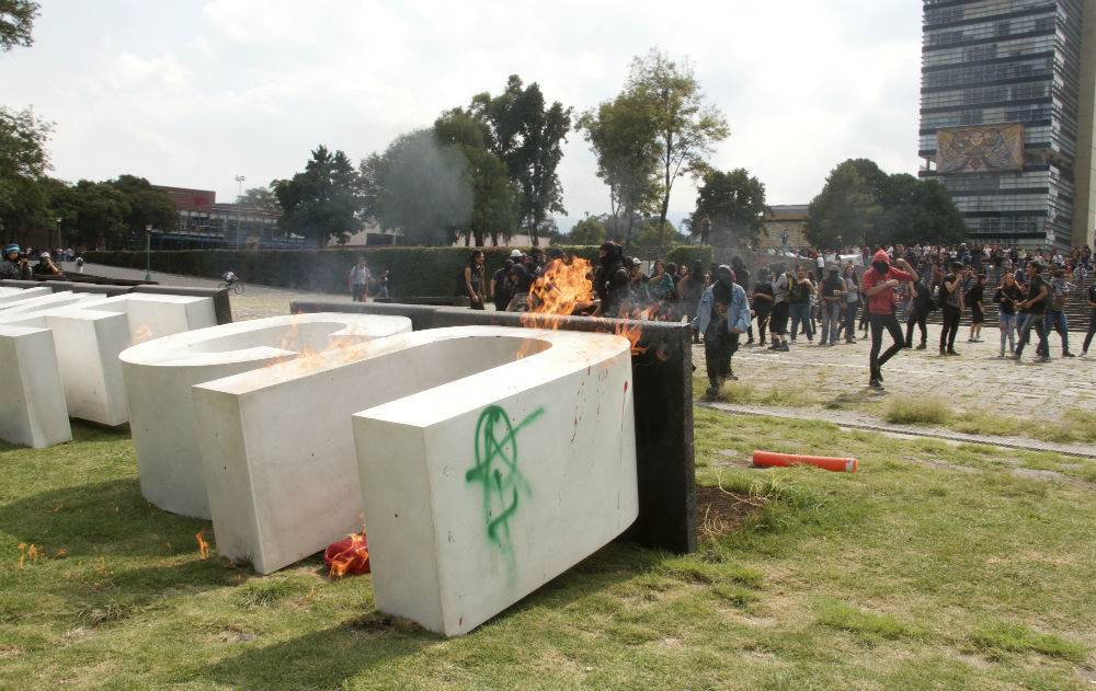 Encapuchados vandalizan instalaciones de la UNAM