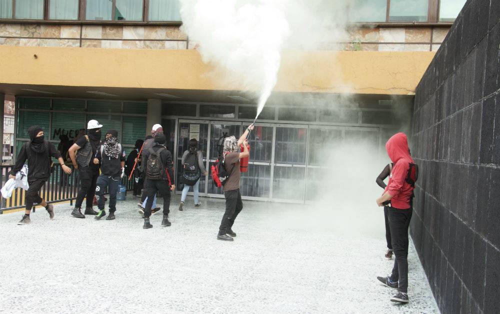 Encapuchados vandalizan instalaciones de la UNAM