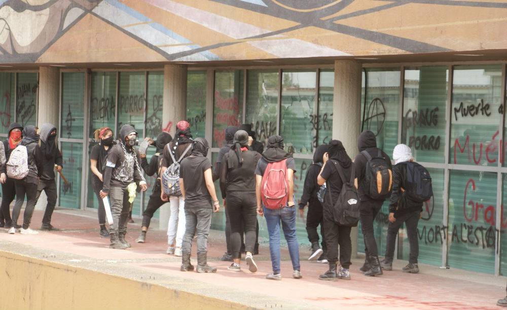Encapuchados vandalizan instalaciones de la UNAM
