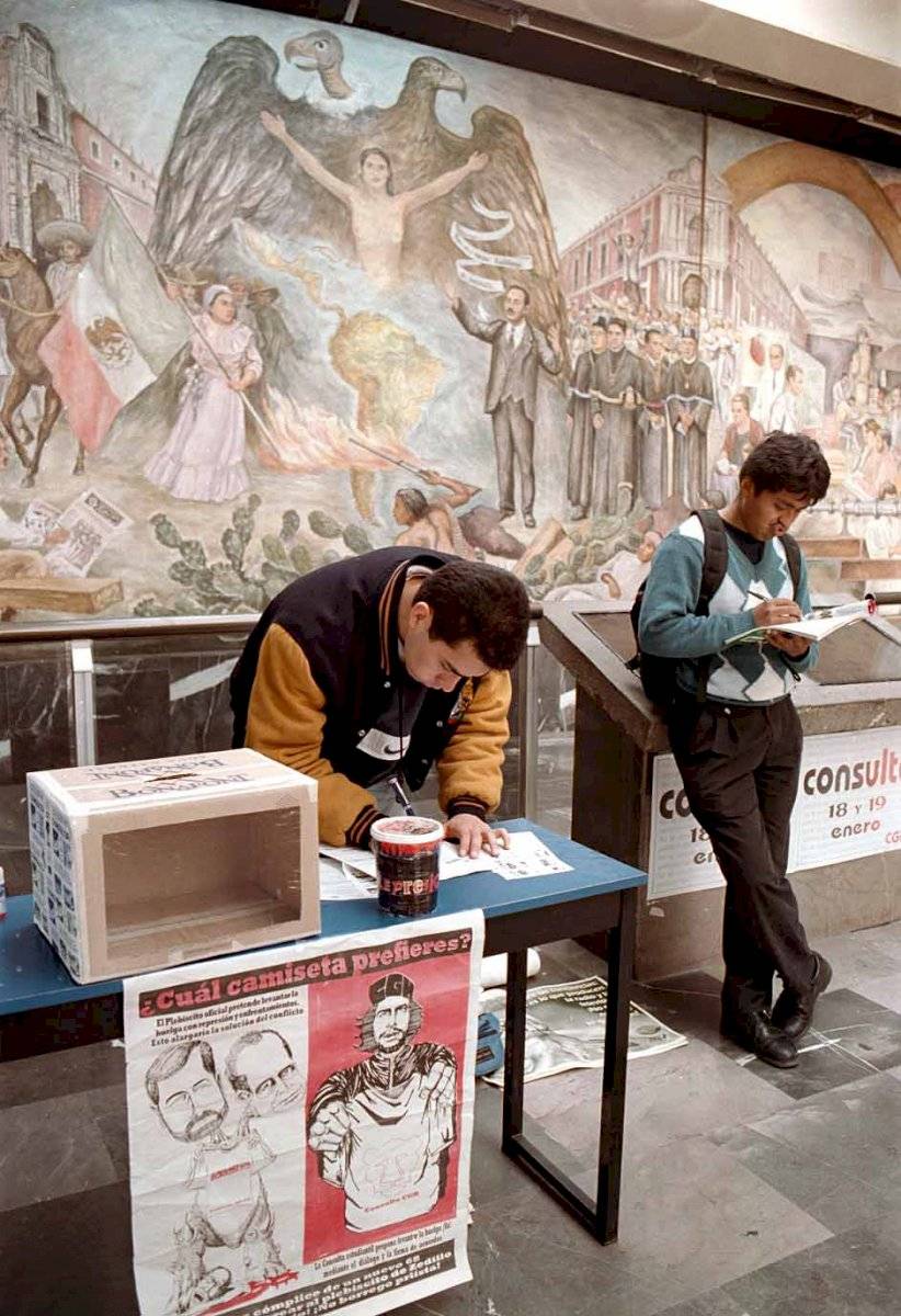Segundo día del plebiscito organizado por el Consejo General de Huelga de la UNAM. Imagen tomada en el Metro Universidad, en enero del 2000