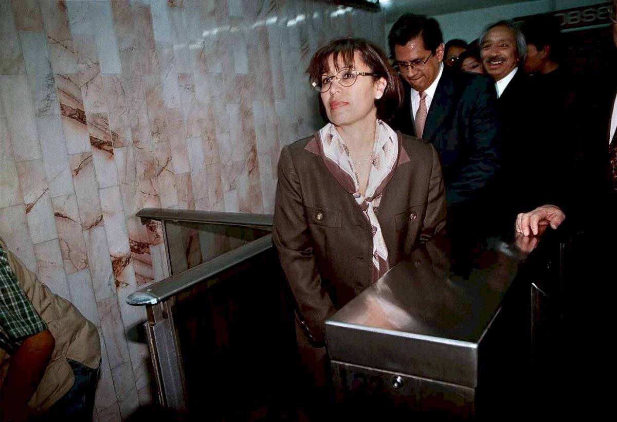 La jefa del gobierno capitalino, Rosario Robles Berlanga realiza una gira de trabajo y se transporta en el metro de la linea 1; entra en la estación Cuauhtémoc. (Febrero del año 2000)