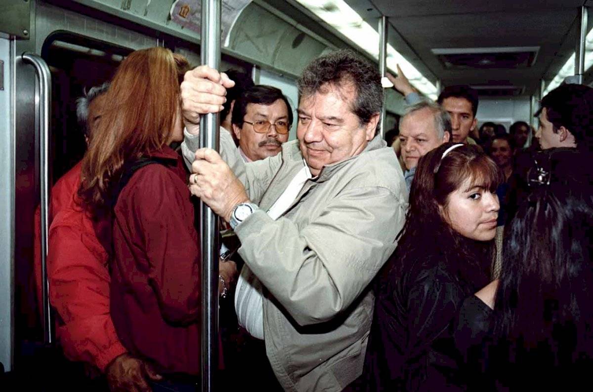 El candidato del PARM a la Presidencia de la República, Porfirio Muñoz Ledo, recorrió cinco estaciones de la línea 1 del Metro. (Febrero del año 2000)