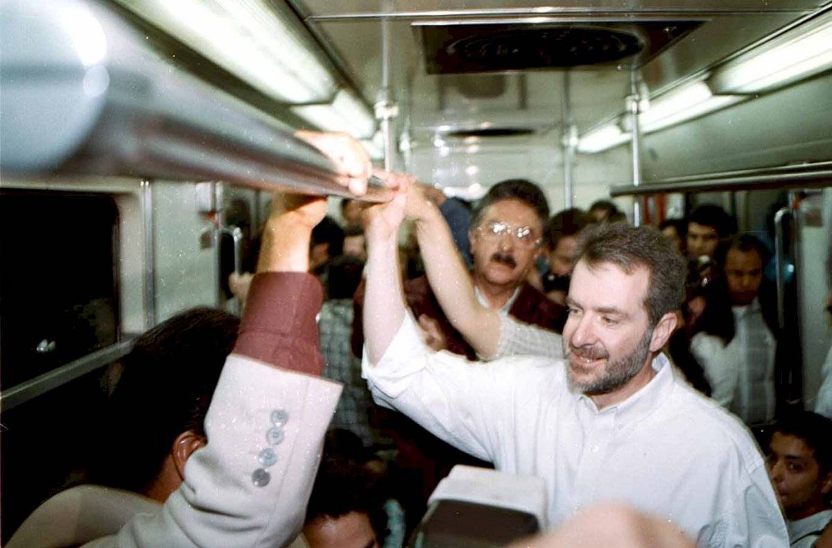 Marzo del año 2000. Santiago Creel Miranda, entonces candidato del PAN al gobierno del D.F. viaja en el Metro para visitar el Mercado de la Lagunilla