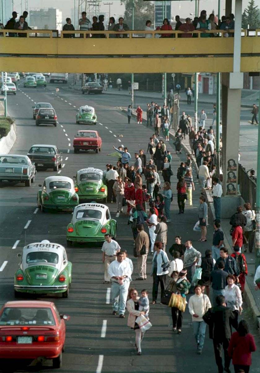 Abril del año 2000. Por una avería en la línea 3, miles de personas llegaron tarde a sus centros de trabajo. Camiones y taxis resultaron insuficientes para poder transportar a las personas, quienes desesperadas iban colgadas de los autobuses. La foto es a