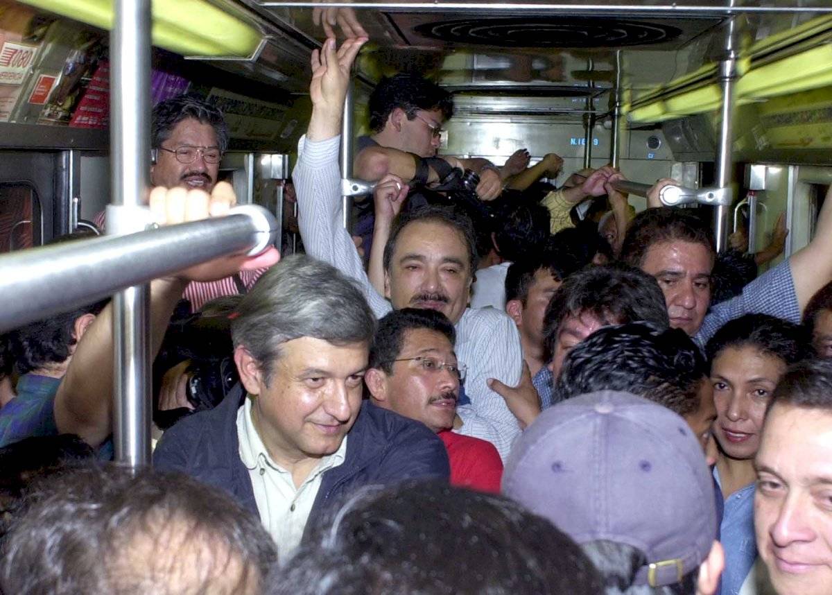 Junio de 2001. El jefe de Gobierno, Andrés Manuel López Obrador, regresa en Metro tras un evento