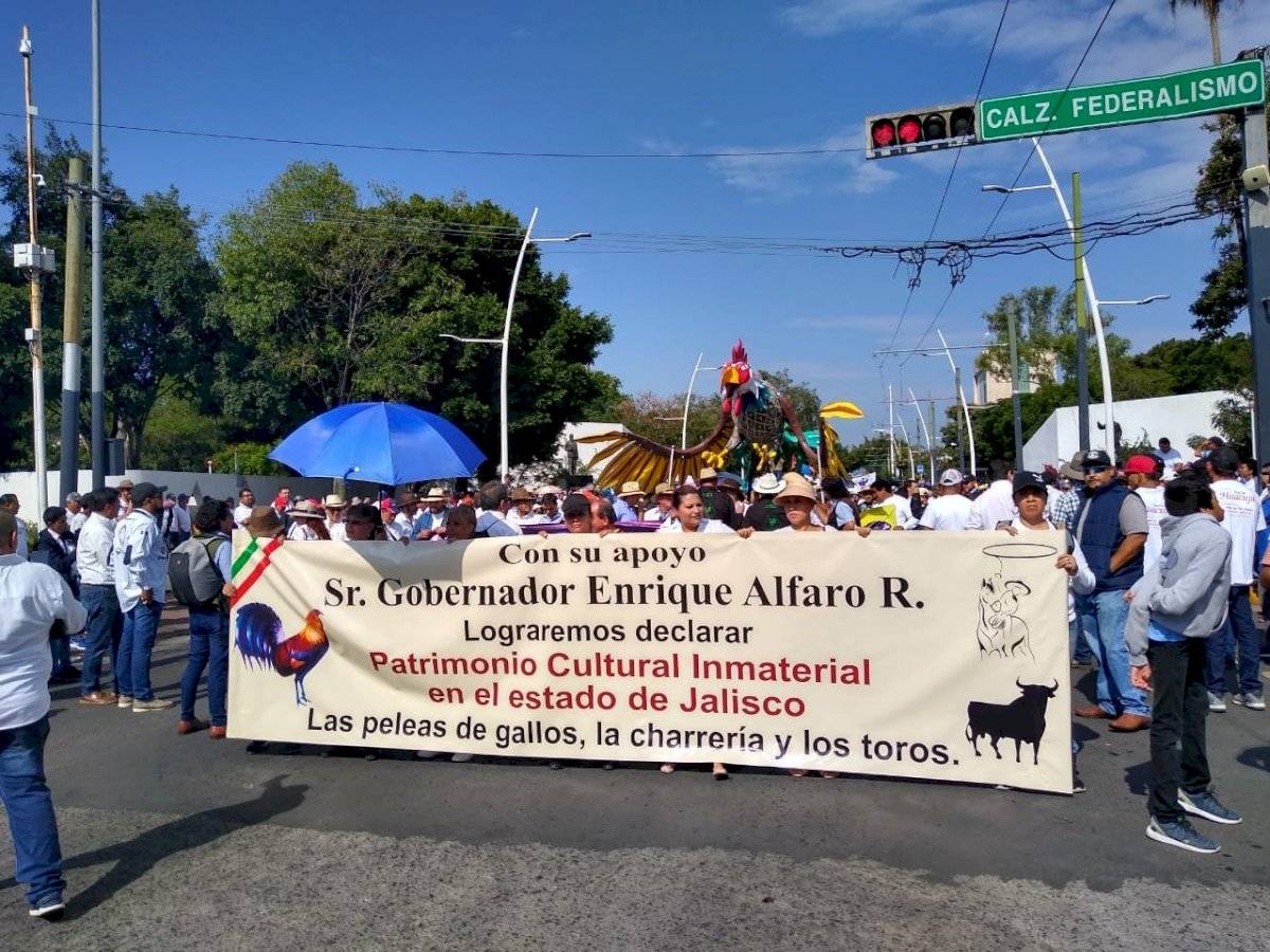 Galleros protestan en Jalisco ante amenazas de sancionar peleas