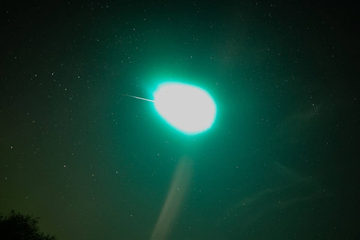 El misterio tras la gigantesca bola verde que atravesó los cielos en Canadá