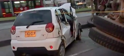 motociclista terminó debajo los ladrillos que transportaba tractomula