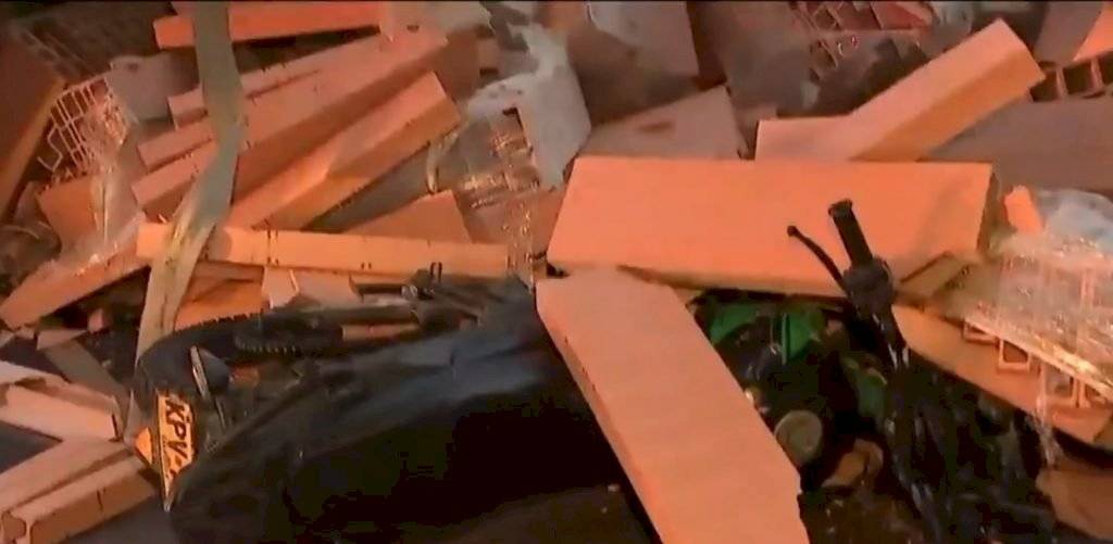 motociclista terminó debajo los ladrillos que transportaba tractomula