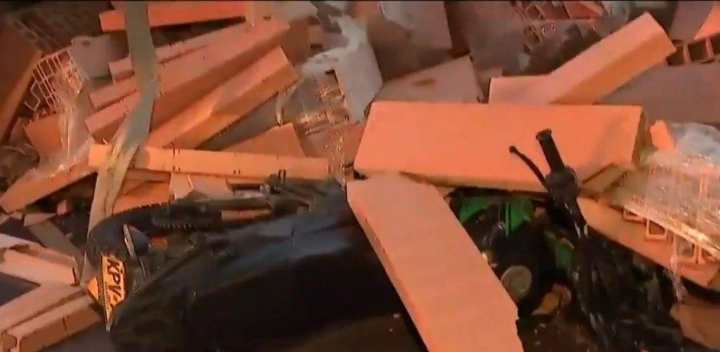 motociclista terminó debajo los ladrillos que transportaba tractomula