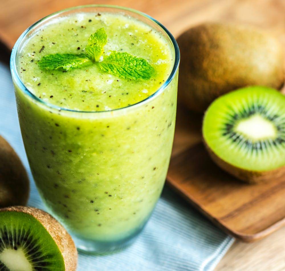 Jugos verdes con espinaca, apio y manzana para estar en forma Jugos
