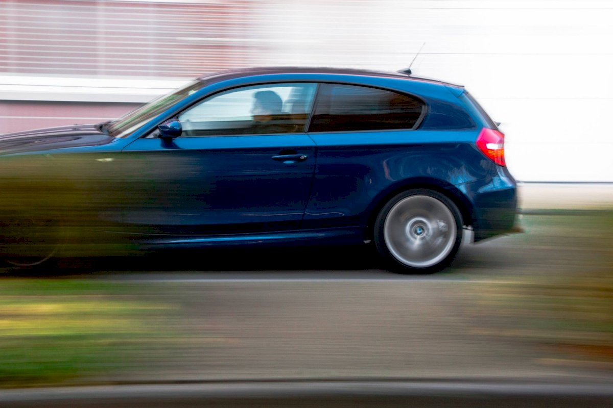 Conducir. Velocidad. Auto.