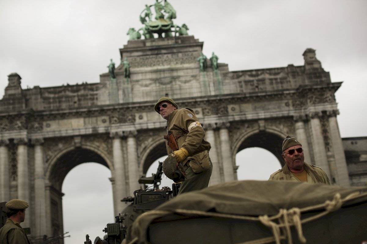 Los entusiastas de la Segunda Guerra Mundial en vehículos de combate antiguos llegan al parque del Cincuentenario durante un desfile militar que conmemora el 75 aniversario de la liberación de Bélgica por los Aliados, en Bruselas, el martes 3 de septiembr