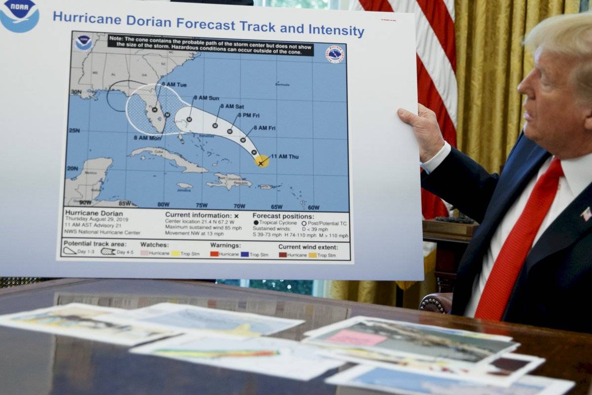El presidente Donald Trump tiene un gráfico mientras habla con los periodistas después de recibir una sesión informativa sobre el huracán Dorian en la Oficina Oval de la Casa Blanca, el miércoles 4 de septiembre de 2019, en Washington.